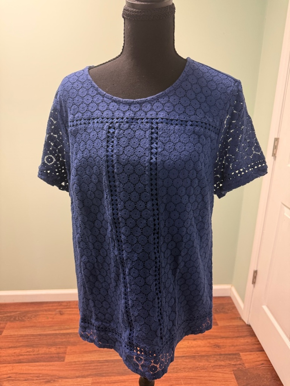 Badgley Mischka Navy Blue Eyelet Lace Short Sleeve Top - Picture 2 of 3